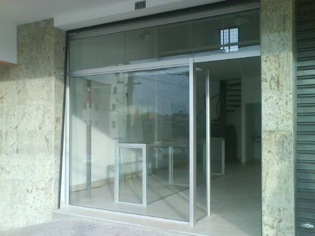 Loja de Vitrine de Vidro Pequena no Aeroporto - Vitrine de Vidro Modulado