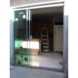 Porta de vidro jateado cozinha em Moema